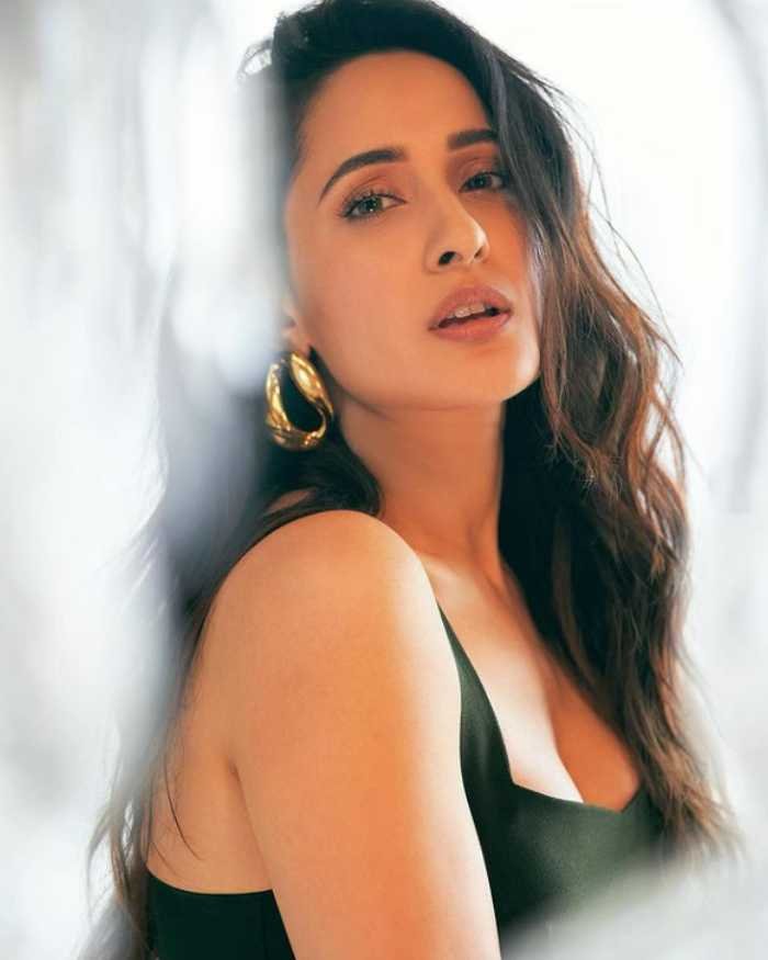pragya jaiswal 7